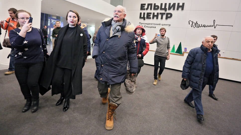 Председатель Союза кинематографистов России, кинорежиссер Никита Михалков (в центре) во время экскурсии  