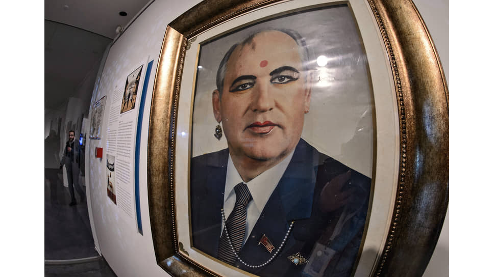 Картина  Владислава Мамышева-Монро «Горбачев» в музее первого президента России Бориса Ельцина 