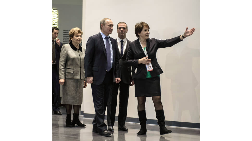 Церемония открытие Музея первого президента России Бориса Ельцина. Слева направо: вдова Бориса Ельцина наина Ельцина, президент России Владимир Путин, председатель правительства России Дмитрий Медведев и дочь Бориса Ельцина Татьяна Юмашева на церемонии в Ельцин-центре 