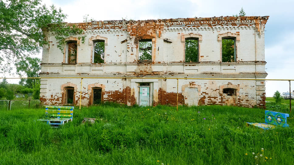 Бывшая сельская управа в селе Маминское (Каменский район, Свердловская область)
