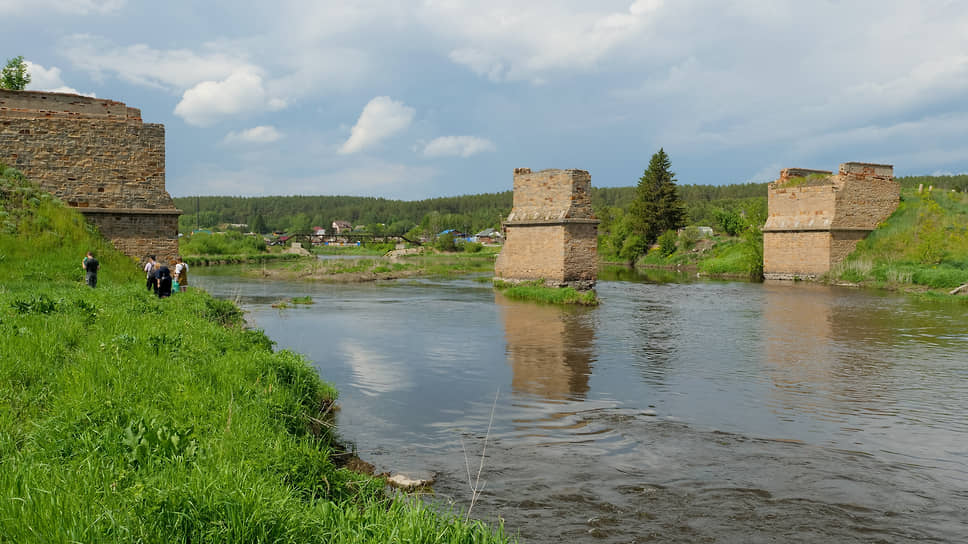 Руины старого каменного моста в деревне Шилова (Каменский район)