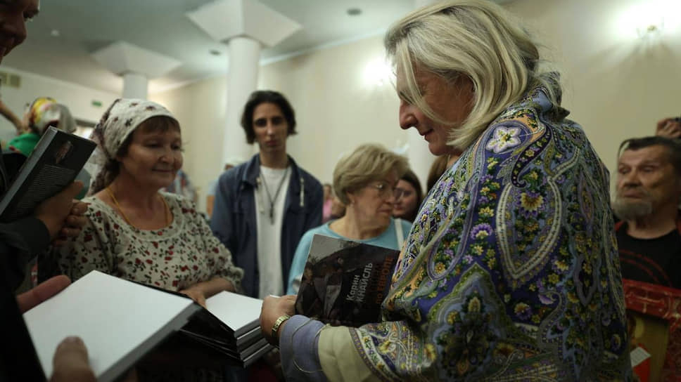 Бывшая министр иностранных дел Австрии Карин Кнайсль презентовала прихожанам Храма-на-Крови книгу «Реквием по Европе»