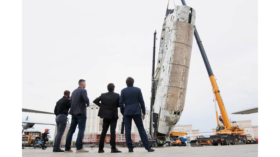 Разгрузка космического корабля "Буран" на открытой экспозиционной площадке Музейного комплекса в Верхней Пышме