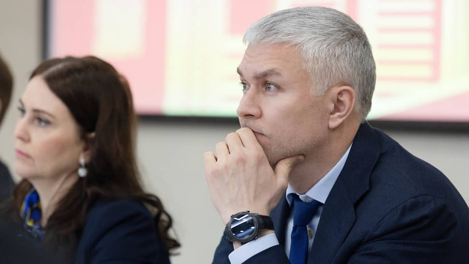 Вице-мэр Екатеринбурга Рустам Галямов слушает застройщиков 