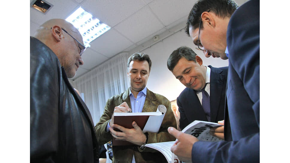 Слева направо: гендиректор ИД "Коммерсантъ" Павел Филенков, главный редактор газеты "Коммерсантъ" Михаил Михайлин, губернатор Евгений Куйвашев и гендиректор ИД "Коммерсантъ-Урал" Сергей Плахотин на церемонии открытия выставки "Девяностые" в Екатеринбургской галерее современного искусства. 2014 год