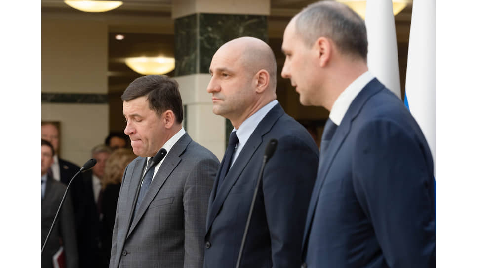 Слева направо: бывший губернатор Свердловской области Евгений Куйвашев, полномочный представитель президента России в Уральском федеральном округе Аретм Жога и временно исполняющий обязанности губернатора Свердловской области Денис Паслер во время пресс-подхода 