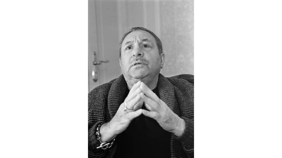 Эрнст Неизвестный родился 9 апреля 1925 года в Свердловске. Его отец — врач Иосиф Неизвестный, мать — писательница  Белла Дижур 