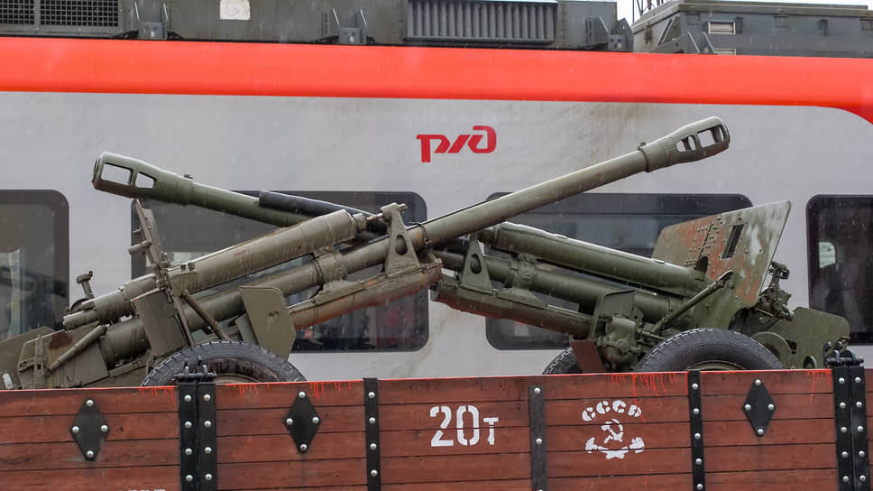Пушки ЗИС-3 на открытой платформе 