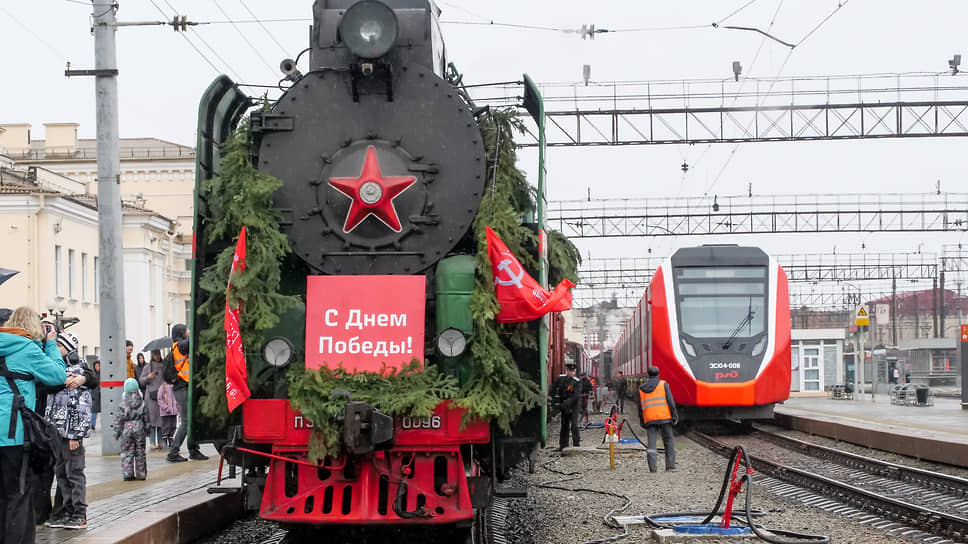 Торжественная встреча ретропоезда «Эшелон Победы» на железнодорожном вокзале Екатеринбурга 