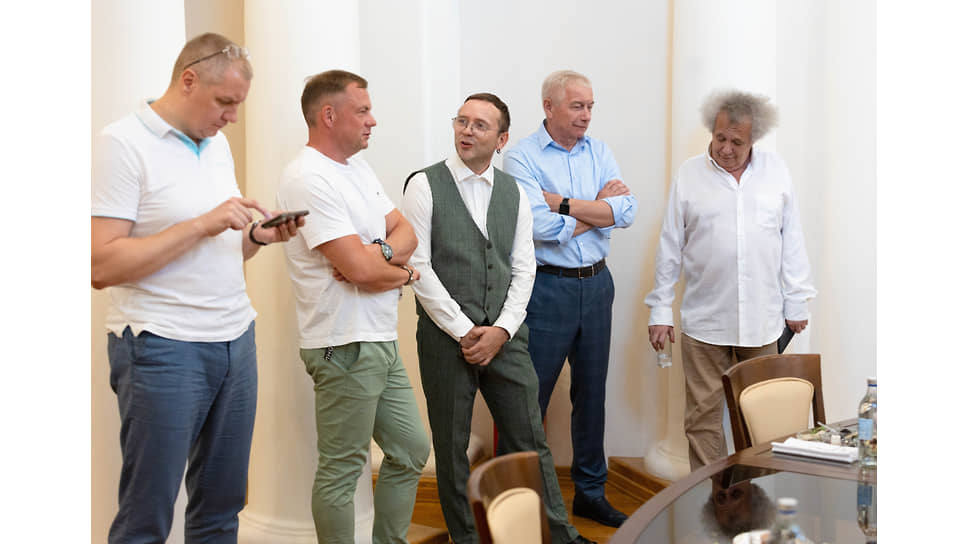 Слева направо: исполнительный директор компании Forum Group Максим Шабуров, директор Свердловского областного фонда поддержки предпринимательства Валерий Пиличев, главный редактор ИД «Коммерсантъ-Урал» Николай Яблонский, генеральный директор Строительной компании «Стройтэк» Владимир Копылов и директор фестиваля Ural Music Night Евгений Горенбург перед началом церемонии