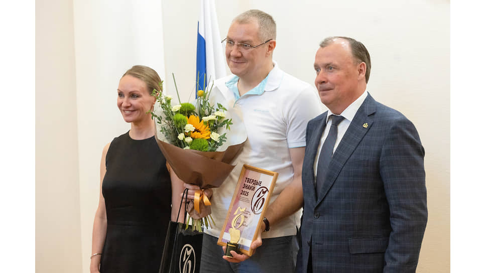 Генеральный директор "Коммерсантъ-Урал" Марина Архипова, исполнительный директор компании Forum Group Максим Шабуров и глава Екатеринбурга Алексей Орлов во время награждения победителя в номинации "Строитель года"