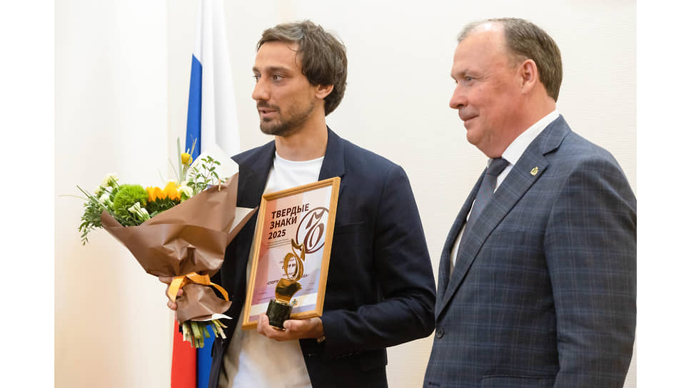 Руководитель команды «Архангел Михаил» Николай Клименко и мэр Екатеринбурга Алексей Орлов во время вручения награды в номинации "Спортивное явление года", победителем которой стал боец смешанных боевых искусств Петр Ян
