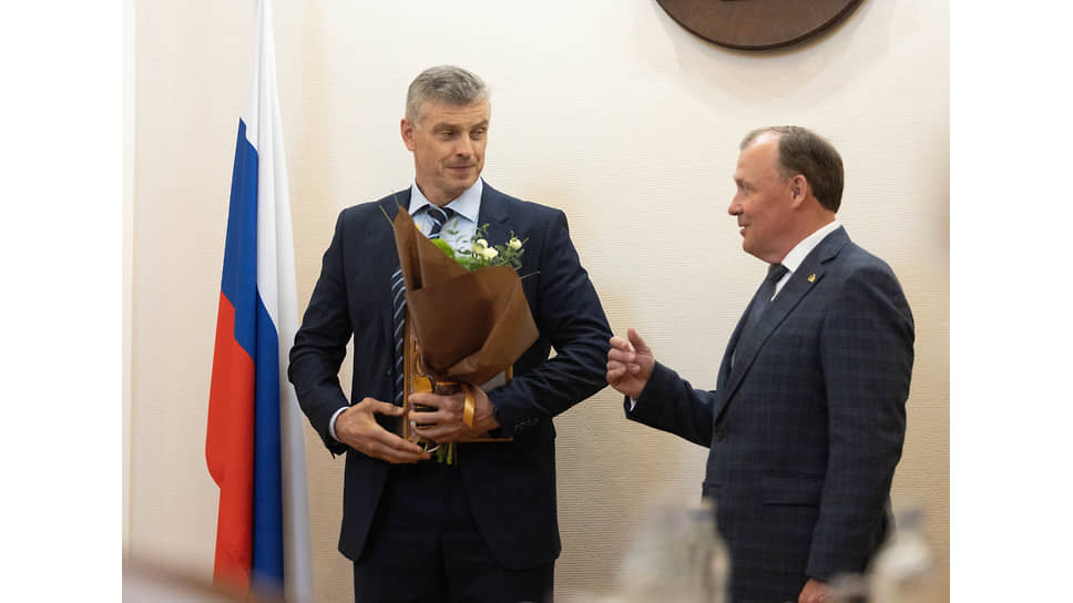 Заместитель генерального директора авиакомпании «Уральские авиалинии» Николай Необутов получил статуэтку и диплом победителя в номинации "Бренд города"