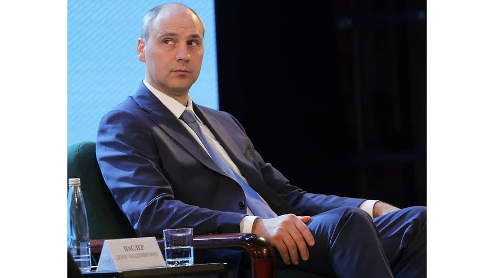 Врио губернатора Свердловской области Денис Паслер во время пленарной сессии гражданского форума "Общественная палата Свердловской области: 15 лет вместе для региона"  