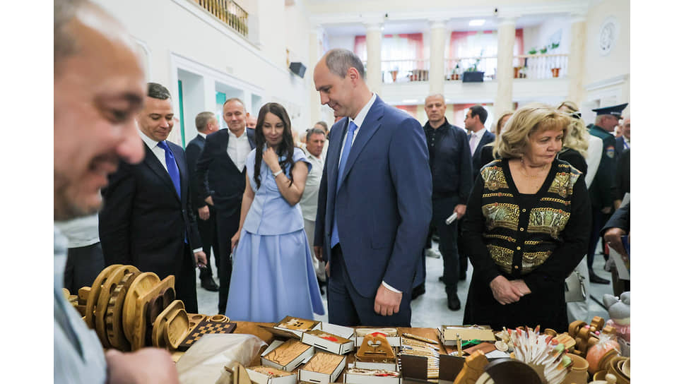 Врио губернатора Свердловской области Денис Паслер и председатель законодательного собрания Свердловской области Людмила Бабушкина во время посещения ярмарки мастеров в рамках форума  