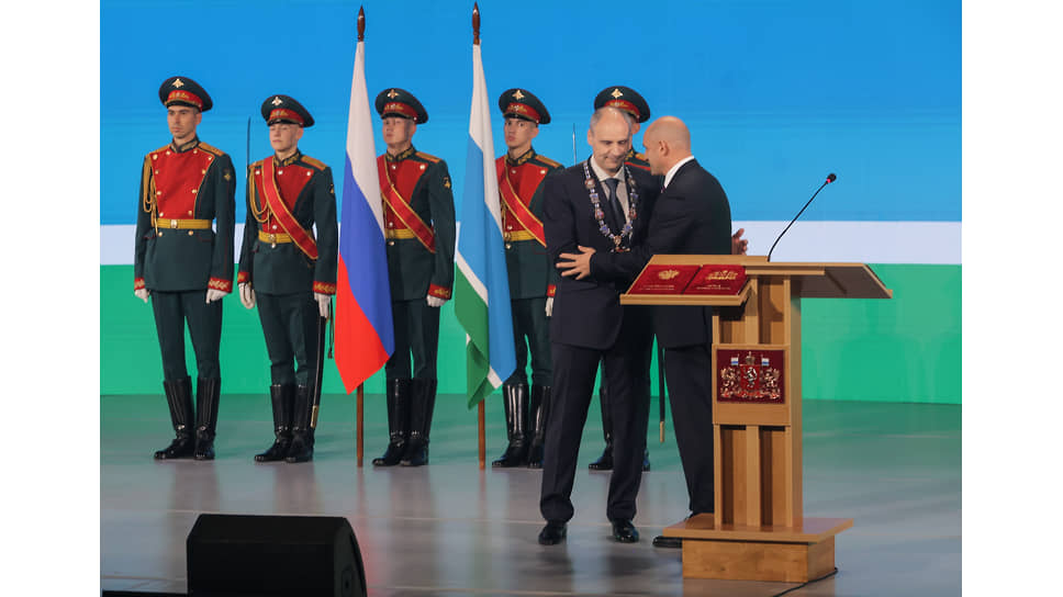 Губернатор Свердловской области Денис Паслер и полномочный представитель президента России в Уральском федеральном округе Артем Жога во время церемонии