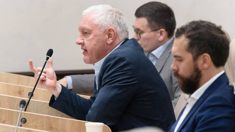 Депутат Александр Колесников требует увеличить зарплату охранникам в школах и детсадах