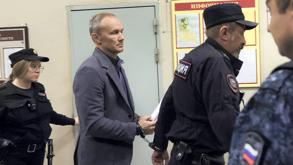 Олег Чемезов (в центре) перед началом заседания суда 