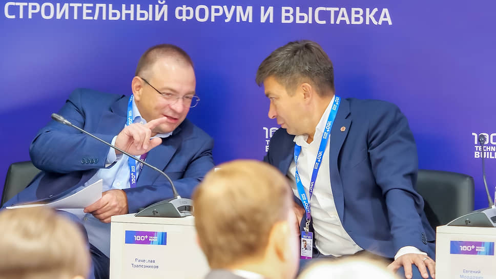 Президент «Гильдии строителей Урала» Вячеслав Трапезников (слева) и генеральный директор "УГМК-Застройщик" Евгений Мордовин (справа)