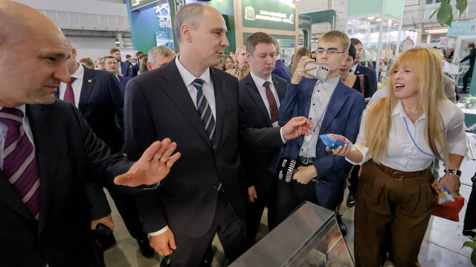 Полномочный представитель президента в Уральском федеральном округе Артем Жога и губернатор Свердловской области Денис Паслер у стенда с мороженным