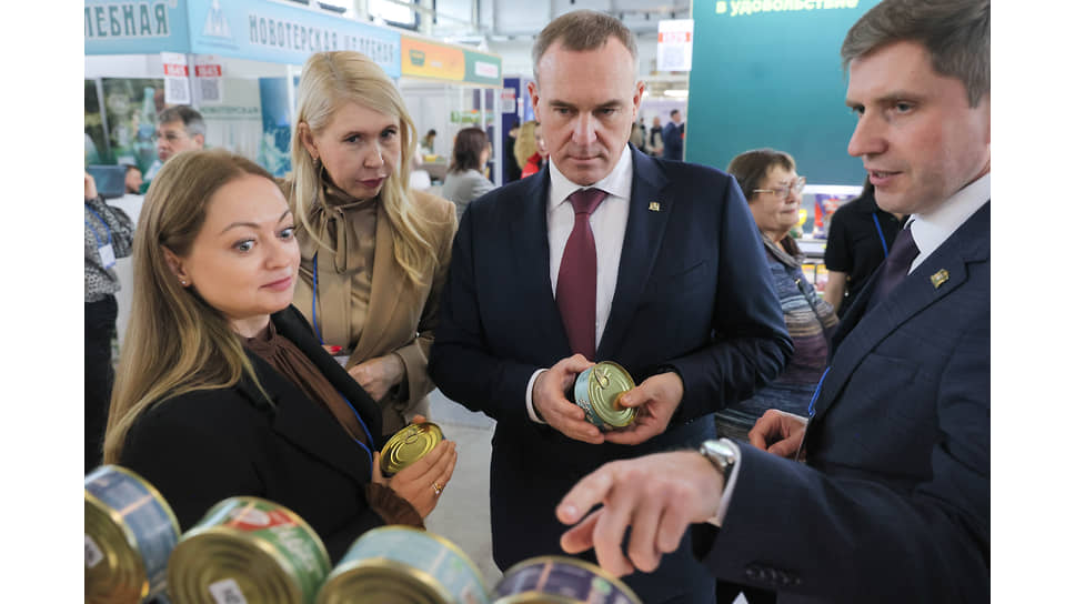 Губернатор Ханты-Мансийского автономного округа - Югры Руслан Кухарук у стенда с рыбной продукцией