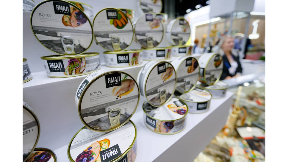 Стенд с рыбной продукцией компании "Ямал Гурмэ"