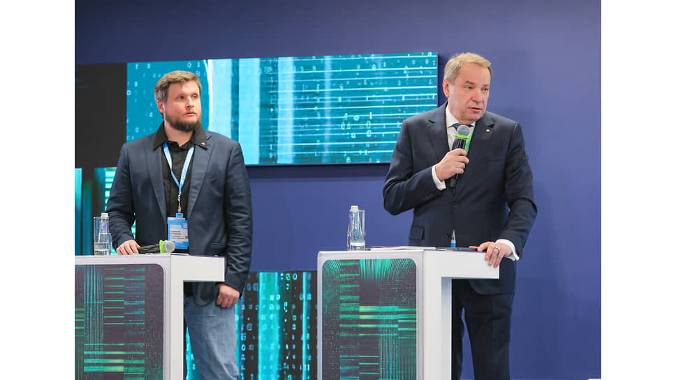 Пранкер Алексей Столяров (Лексус) и заместитель председателя правления Сбербанка Станислав Кузнецов во время сессии "Кибермошенничество. К барьеру!" 