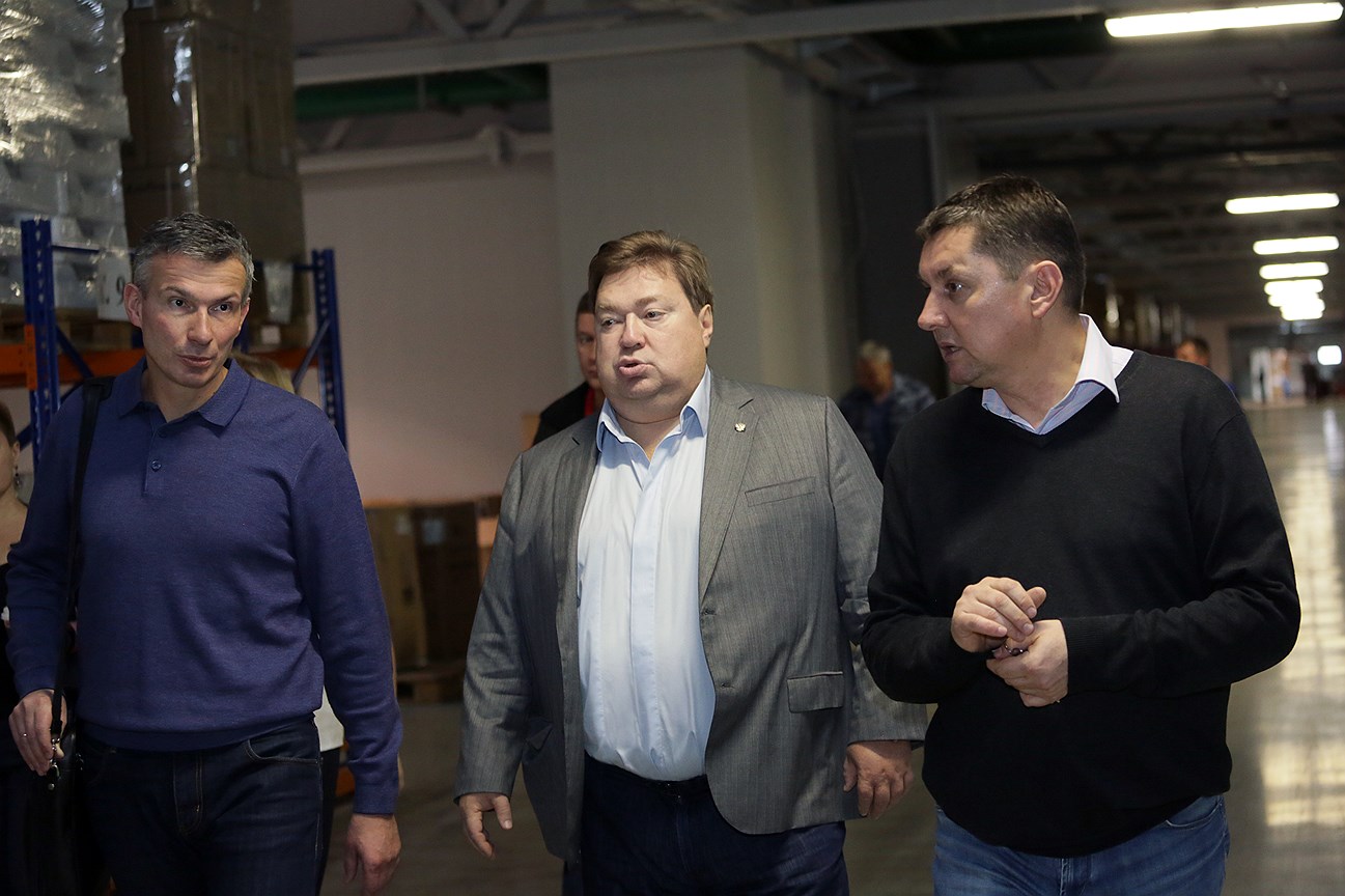 Гендиректор Корпорации «Центр» Роман Гайдуков (слева), Председатель Совета директоров Сергей Ощепков и руководитель логистического центра Константин Дубовцев (справа)