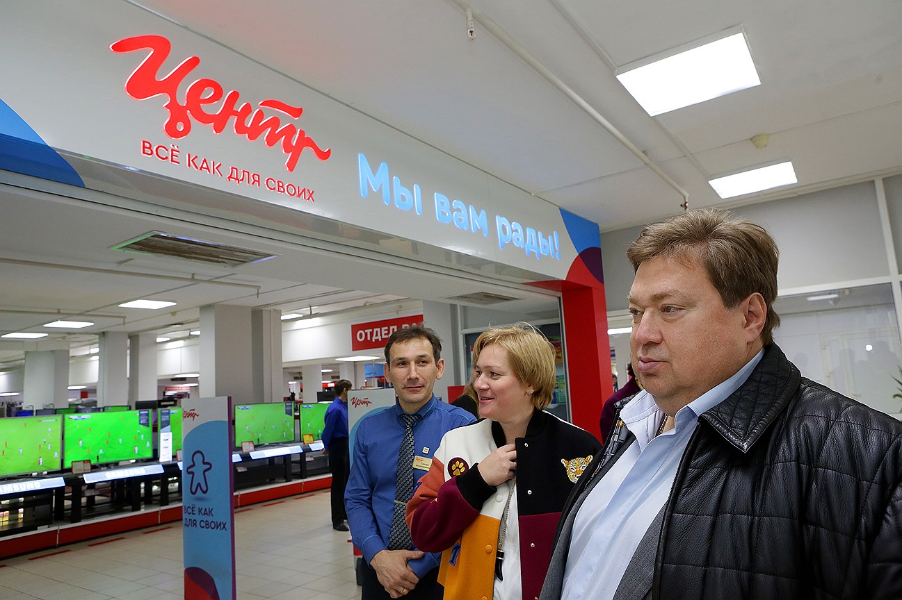 В 2017 году в 48 магазинах Корпорации "Центр" запустили рефрешинг: более удобной стала навигация, изменилась выкладка товаров. Основа искреннего сервиса компании: Все, как для своих