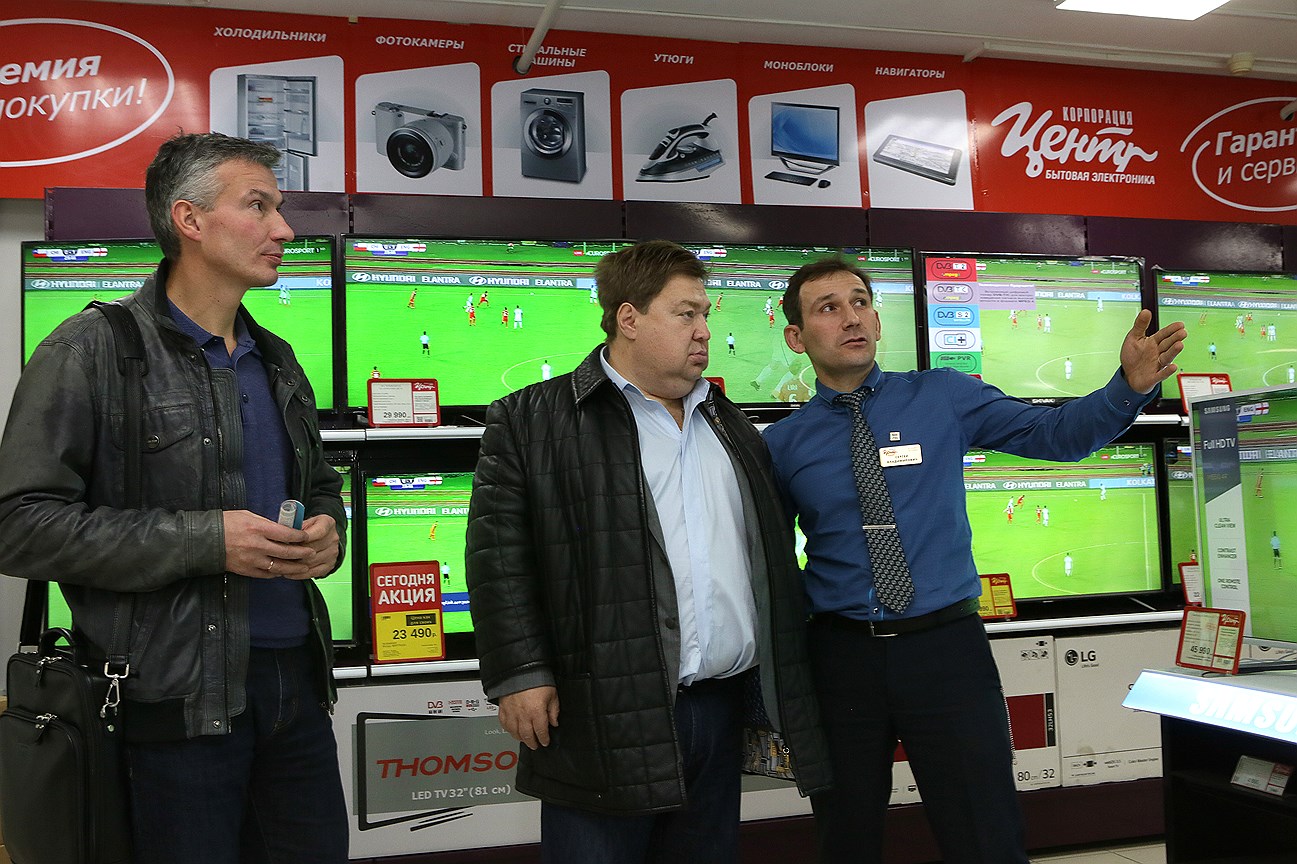 Корпорация "Центр" представлена в 132 городах России, однако головной офис компании по-прежнему находится в Ижевске. На фото: Сергей Ощепков с генеральным директором Корпорации «Центр» Романом Гайдуковым (слева) и менеджером магазина Корпорации «Центр» в ТЦ «Пушкинский» Сергеем Потаповым (справа) в магазине сети