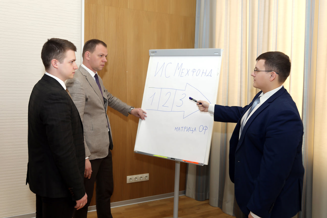 Обсуждение одного их проектов научно-технической конференции с наставником