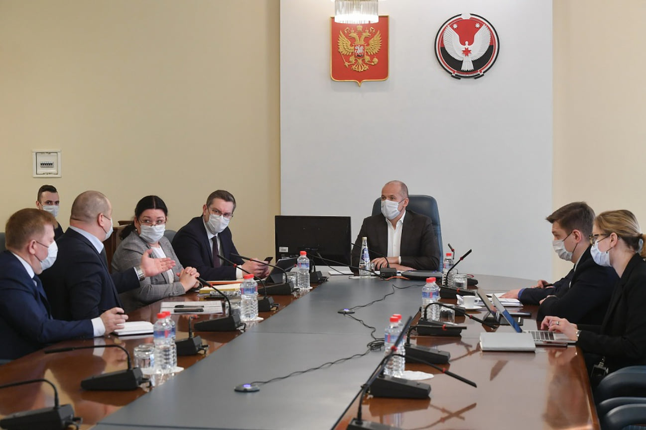 Чиновники Удмуртии начали проводить совещания в медицинских масках.