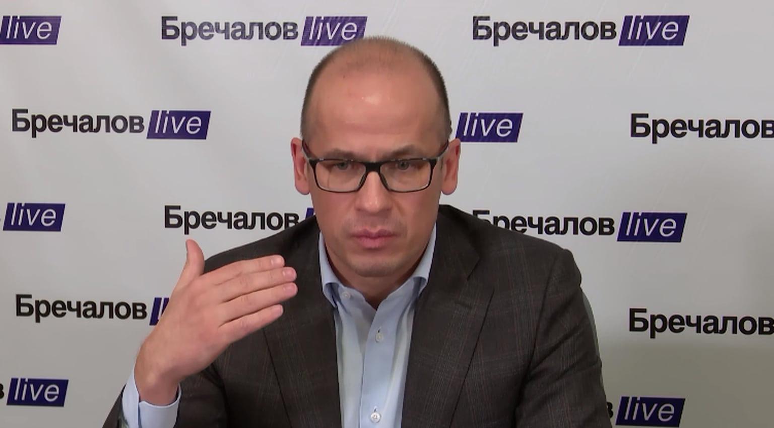 Глава Удмуртии Александр Бречалов начал еженедельно проводить эфир "Бречалов Live" на своей странице во "ВКонтакте", где рассказывал о главных событиях в республике, в том числе о ситуации с коронавирусом, и отвечал на вопросы граждан.
