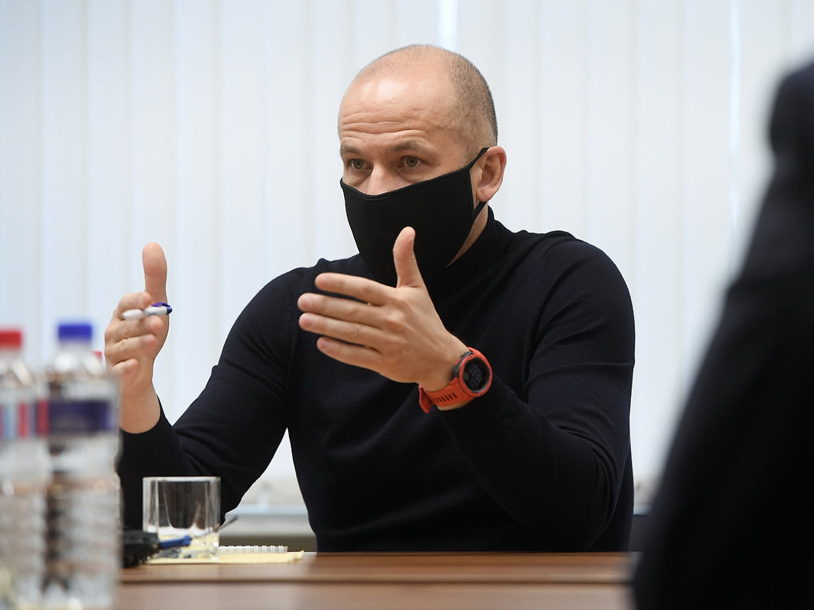 27 мая коронавирус подтвердили у главы республики Александра Бречалова. Болезнь протекала бессимптомно, он продолжал работать, соблюдая режим самоизоляции в своем кабинете. 4 июня господин Бречалов заявил, что вылечился от COVID-19.