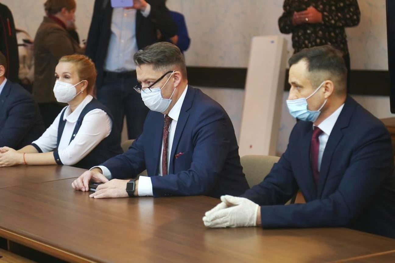 26 ноября депутаты гордумы Ижевска переизбрали Олега Бекмеметьева на пост главы города. Его кандидатуру поддержал 31 народный избранник. За его конкурента — начальника управления экономического развития администрации Завьяловского района Удмуртии Евгения Леонтьева — проголосовали два человека. Политологи назвали решение депутатов «ожидаемым».