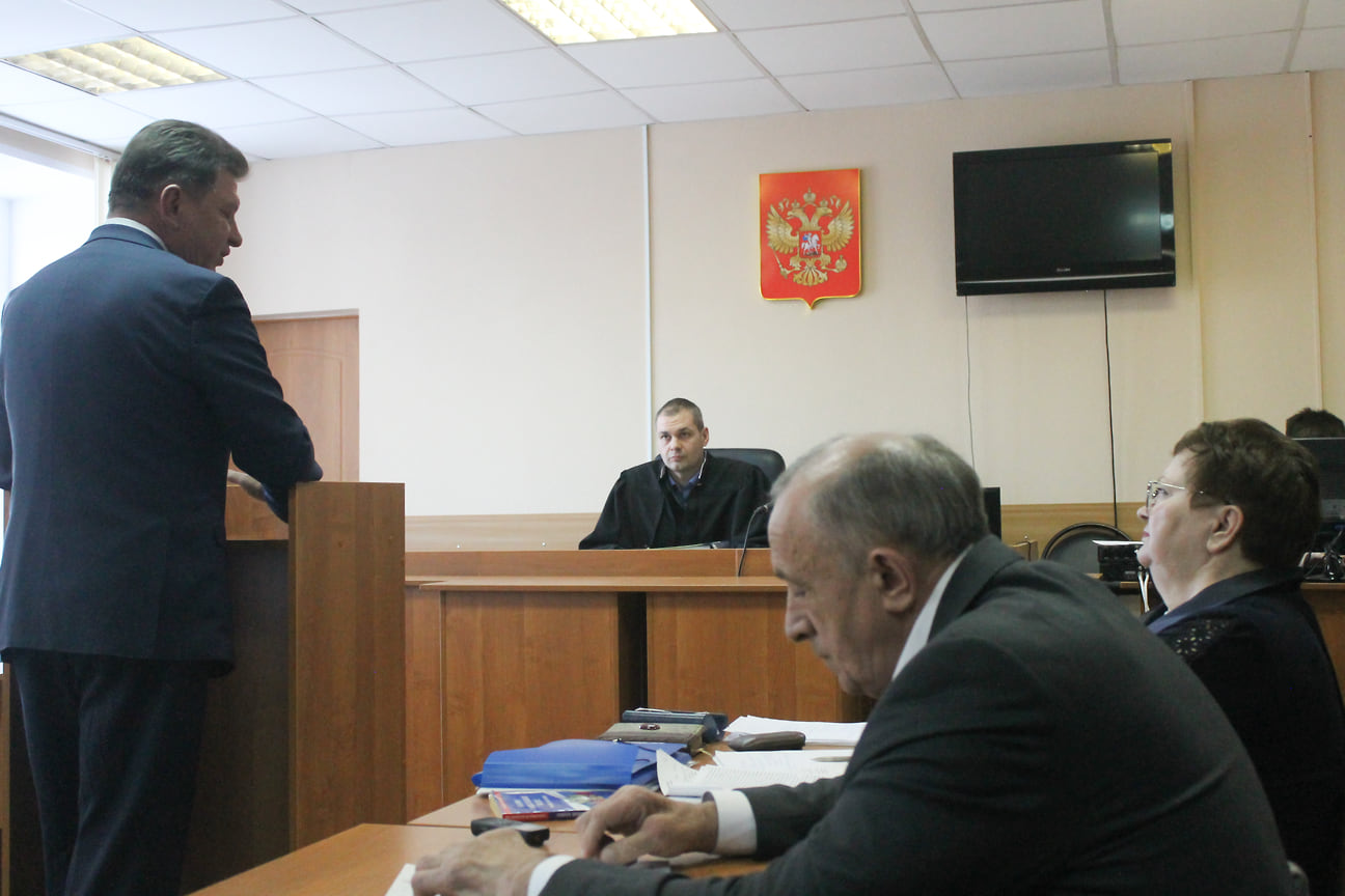 Среди свидетелей, которых допросили по делу, были бывшие руководители РИК Александр Забарский (по версии следствия взяткодатель), Сергей Полевиков (по версии следствия посредник при передаче взятки от взяткодателя), экс-министр транспорта и дорожного хозяйства Удмуртии Александр Соловьев (тезка и близкий соратник экс-главы Удмуртии, по версии следствия посредник при передаче взятки обвиняемому), экс-премьер-министр Виктор Савельев (на фото), экс-министр транспорта и дорожного хозяйства Виктор Вахромеев , экс-министр природных ресурсов Александр Нестеров, министр финансов Станислав Евдокимов и ряд других бывших и действующих чиновников. 