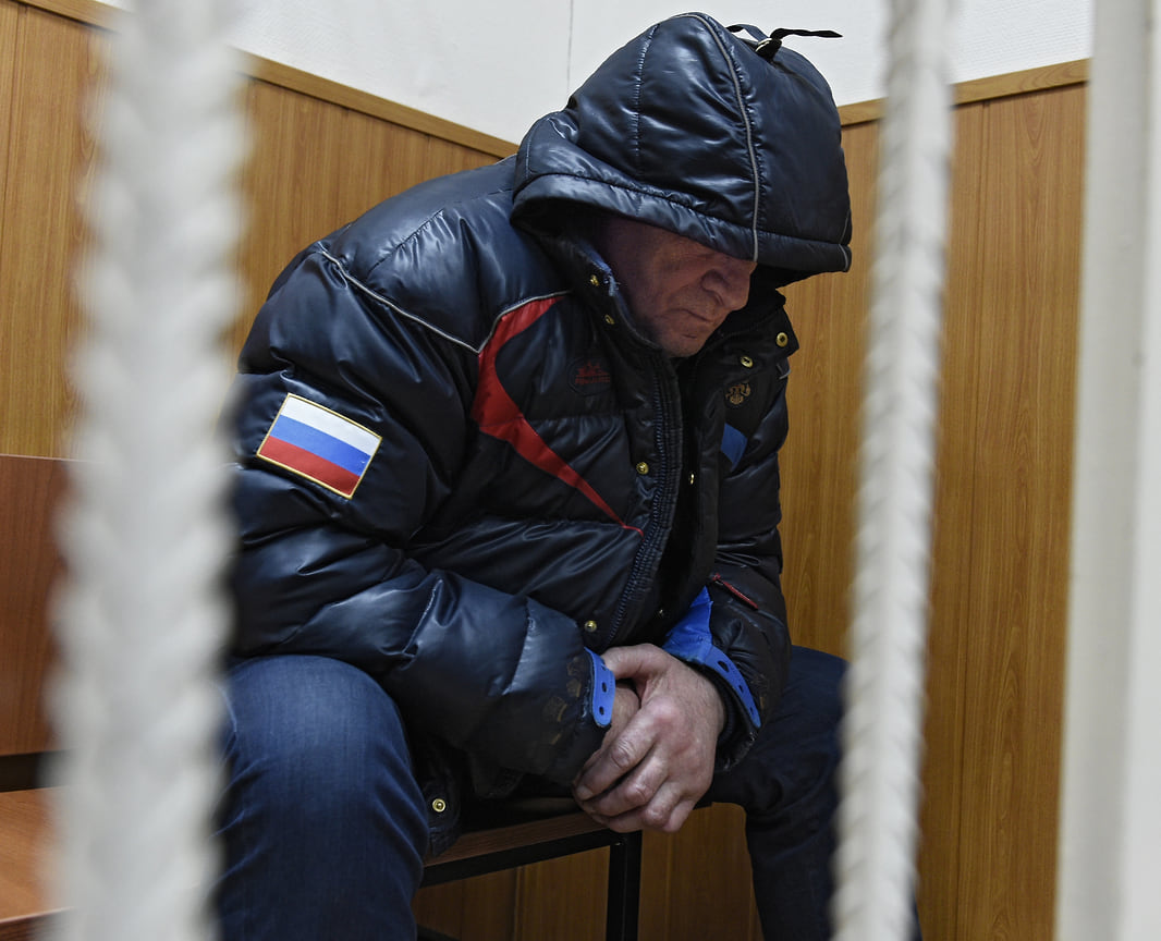 Александра Соловьева, руководившего Удмуртией с февраля 2014 года, задержали рано утром 4 апреля 2017 года в его доме в Завьяловском районе и этапировали в Москву.  
