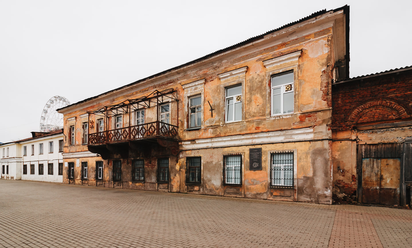 Здание Генеральского дома в Ижевске было построено в 1857 году. Сейчас в нем располагается Музей Ижевска и Центр современной драматургии и режиссуры. Для памятника культуры много лет искали инвестора, но местные власти и предприниматели не могли найти компромисс касательно будущей судьбы здания. В 2023 году регион планирует получить федеральные средства на капремонт объекта и открыть обновленное здание к 2025 году.  