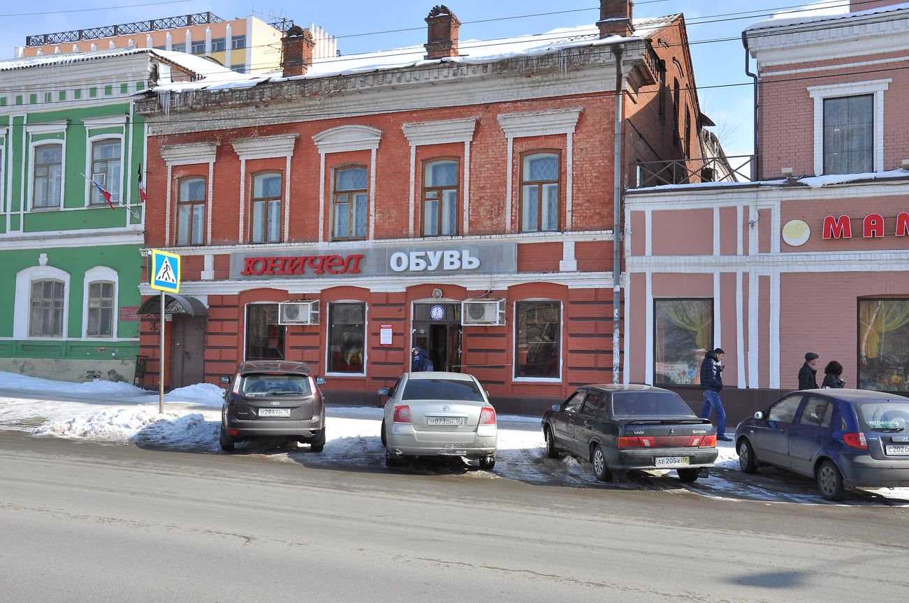 Бывший магазина купца Оглоблина на ул. Горького, 86 в Ижевске построенное во второй половине XIX века, является частью объекта культурного наследия регионального значения «Ансамбль купеческих зданий», включающего всего девять подобных строений. Здание пытались приватизировать с 2018 года, начальная цена продажи была заявлена в сумме 12 млн руб. В 2021 году объект купил экс-глава администрации Ижевска Денис Агашин.  