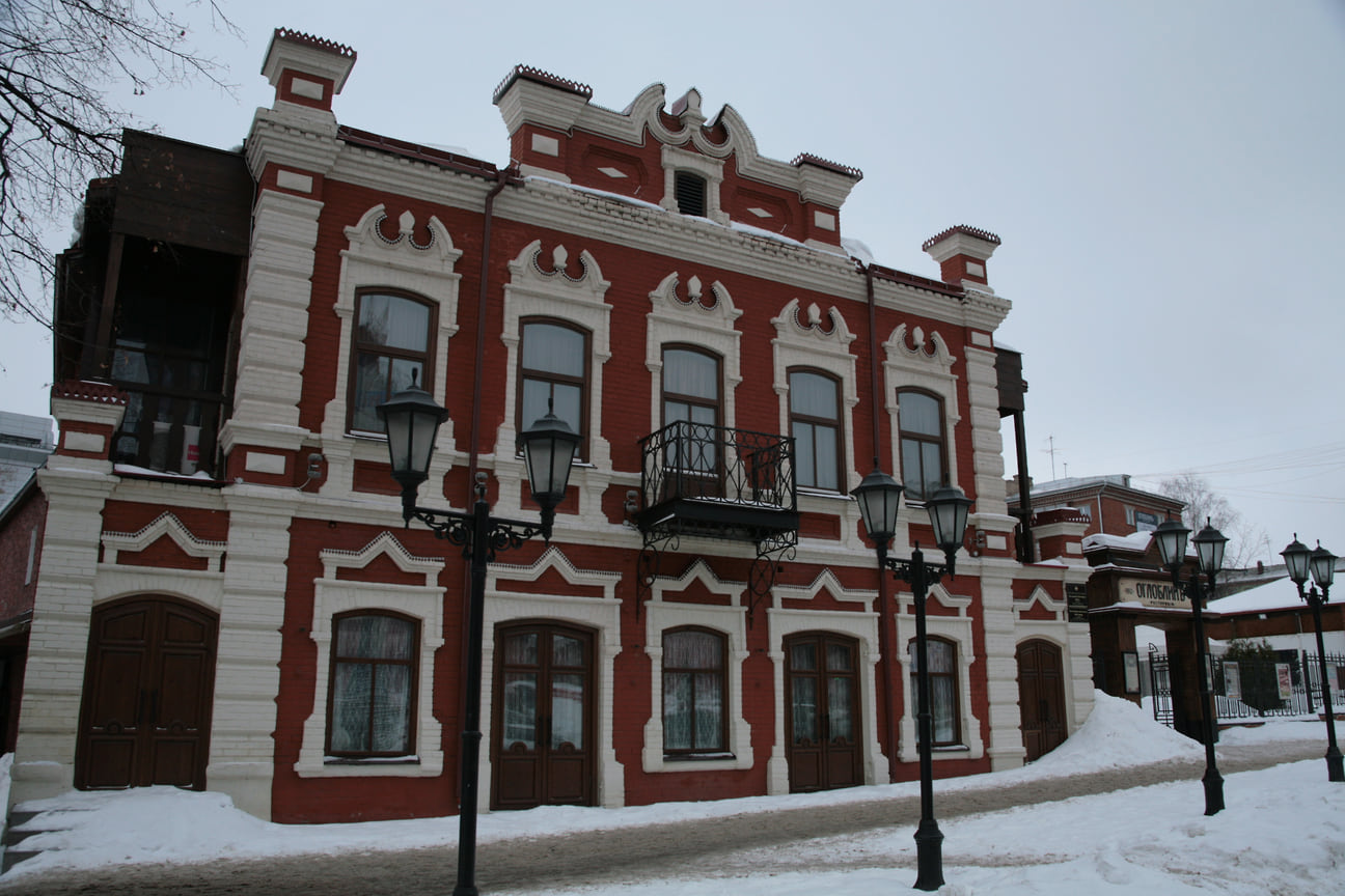 Дом купца Оглоблина был построен в Ижевске в начале XX века. К 2013 году здание было отреставрировано, там открыли ресторан «Оглоблин». Ремонт и реставрация в особняке продолжались 1,5 года.  