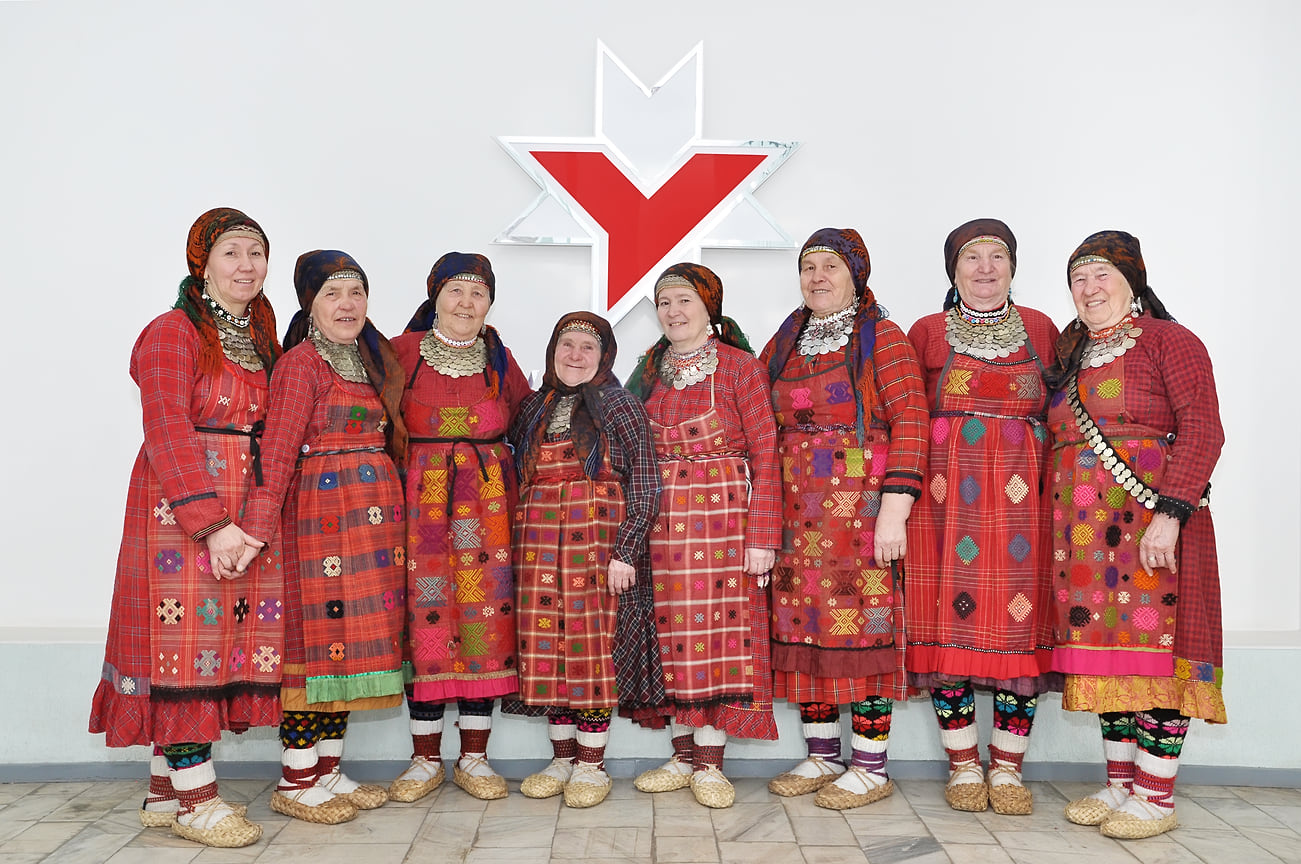 В мае 2014 года истек пятилетний контракт, заключенный продюсерским домом с солистками коллектива. Продюсер настаивала на необходимости новых людей в коллектив, однако «бабушки» отказывались. Тогда участниц коллектива уволили, а вместо них набрали новый состав 