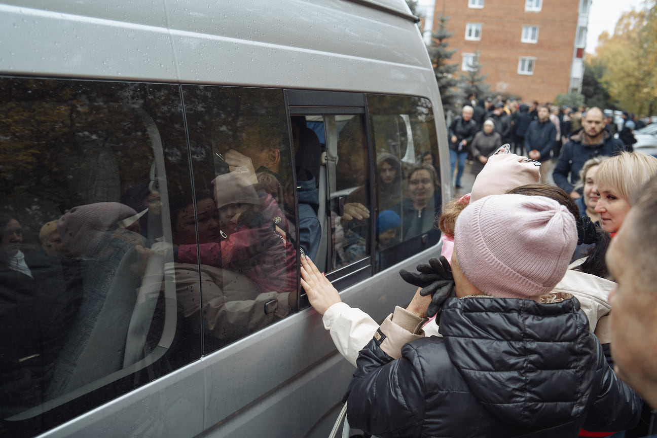Мобилизованным мужчинам предоставлен бесплатный проезд, продовольственное и вещевое снабжение, а также комфортные условия для проживания. Экипировка зависит от рода войск, в которых проходит служба 