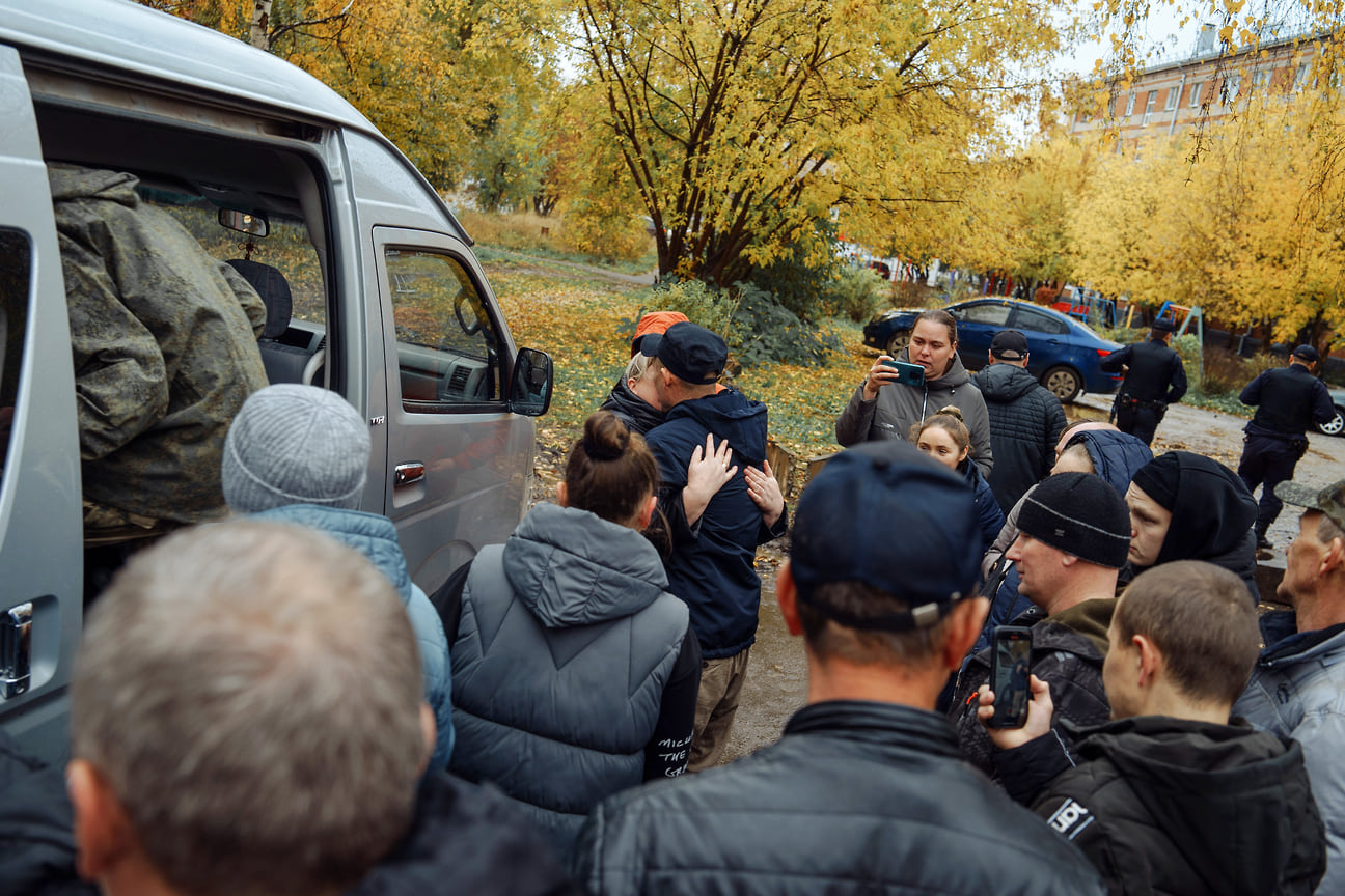 По словам главы Сарапула Виктора Шестакова, особое внимание уделяется близким военнослужащих. Так, за каждой семьей закреплен сотрудник городской администрации, который будет оперативно взаимодействовать по разным вопросам 
