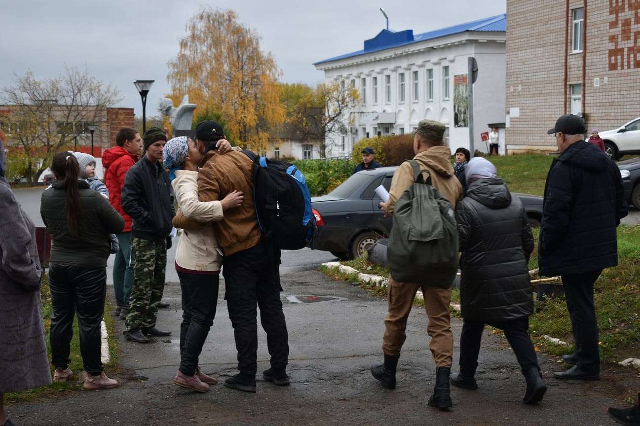 Как отметил глава Удмуртии Александр Бречалов, у властей региона сложились хорошие, конструктивные отношения с воинской частью, где размещены наши мужчины. «Казарменного фонда достаточно — они все живут в комфортных условиях. Питание отличное»,— заявил господин Бречалов 