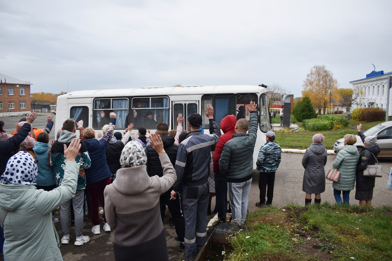 Кроме того, в отношении мобилизованных мужчин может быть приостановлено исполнительное производство по образовавшимся задолженностям. Для этого необходимо подать заявление, которое может быть написано как самим мобилизованным, так и их близкими родственниками 