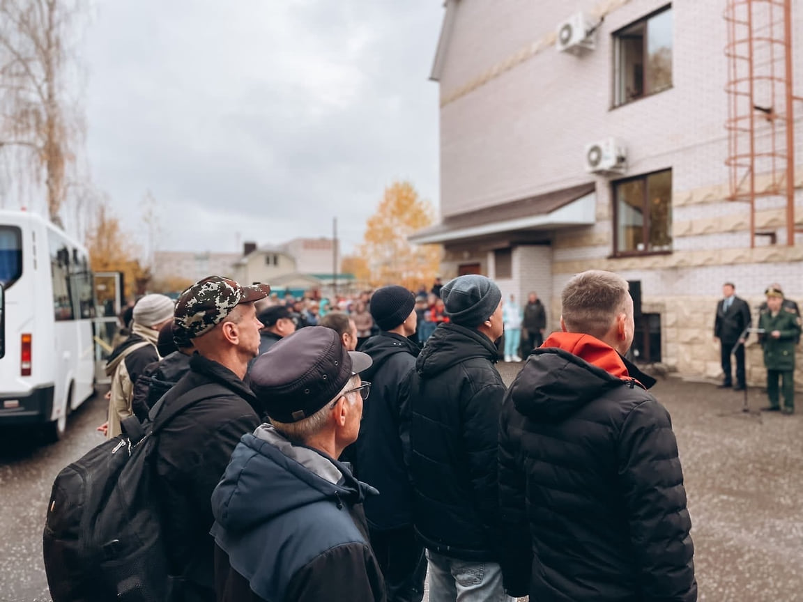 По словам заместителя председателя правительства Удмуртии Ильяса Ханнанова, посетившего мобилизованных, «настроение у бойцов бодрое» 