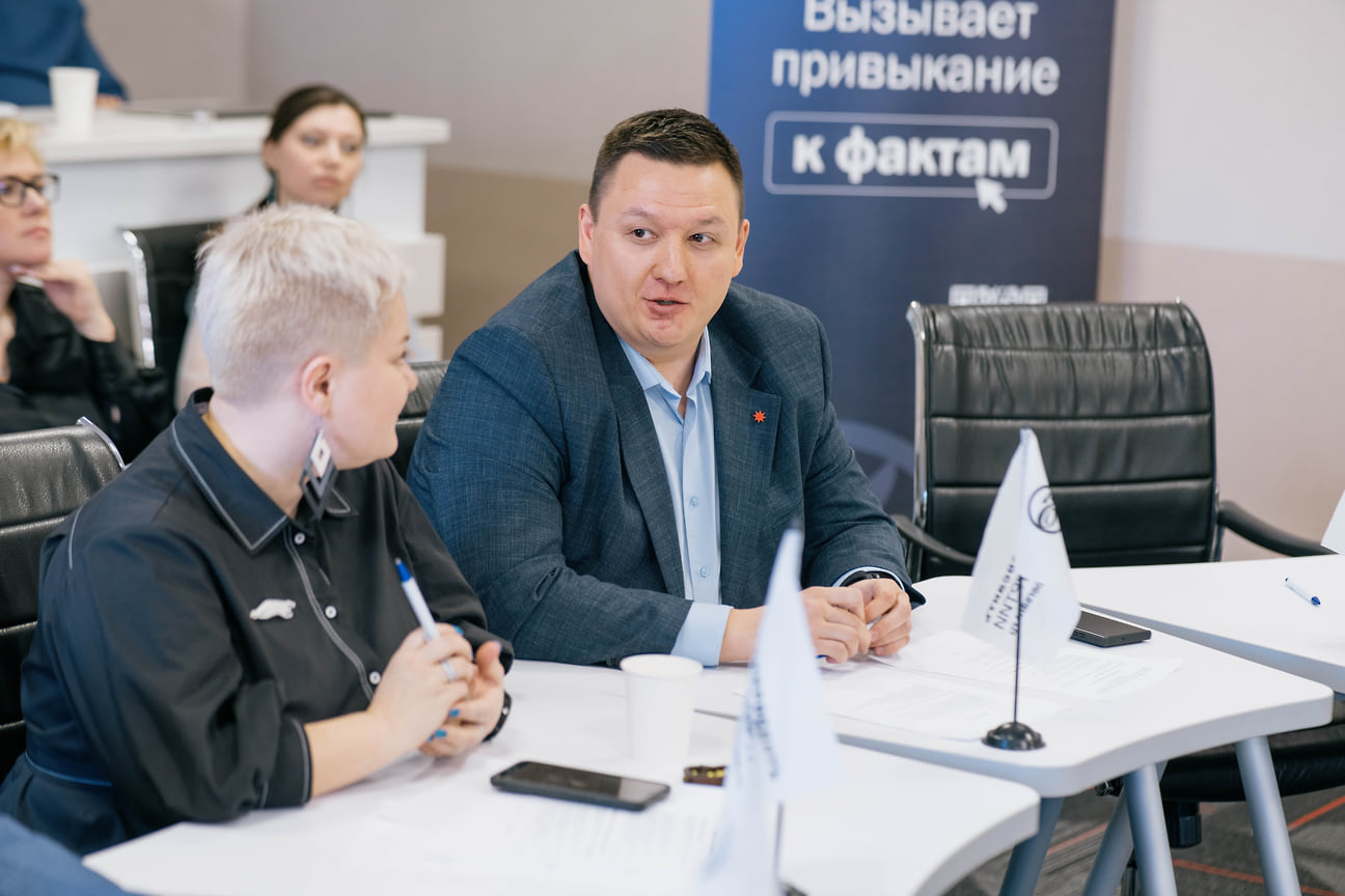 Главный редактор единой редакции Centre digital & media Вероника Суворова и директор ТД «Сделано в Удмуртии» Денис Дмитриев