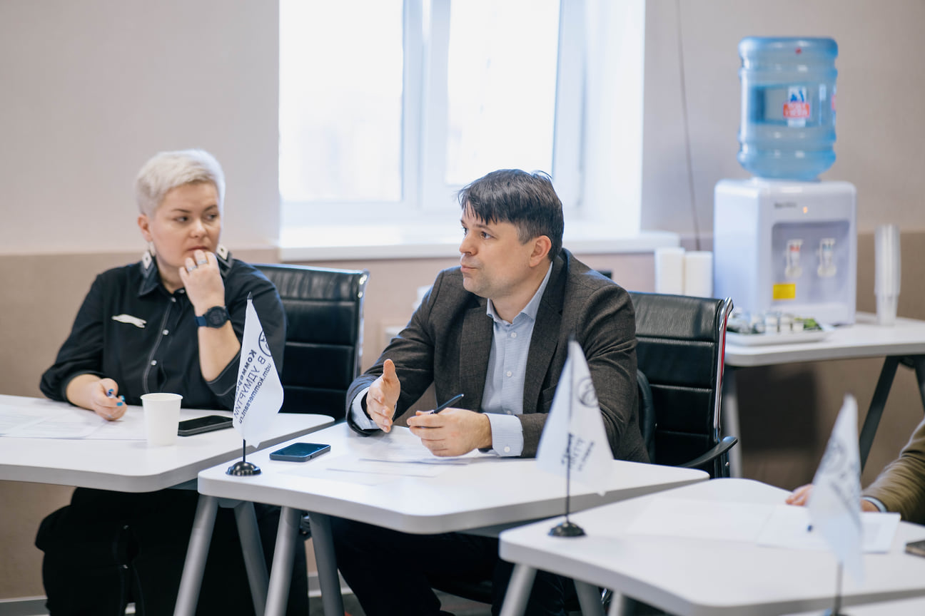Главный редактор единой редакции Centre digital & media Вероника Суворова и и.о. директора Корпорации развития Удмуртии Владимир Смирнов