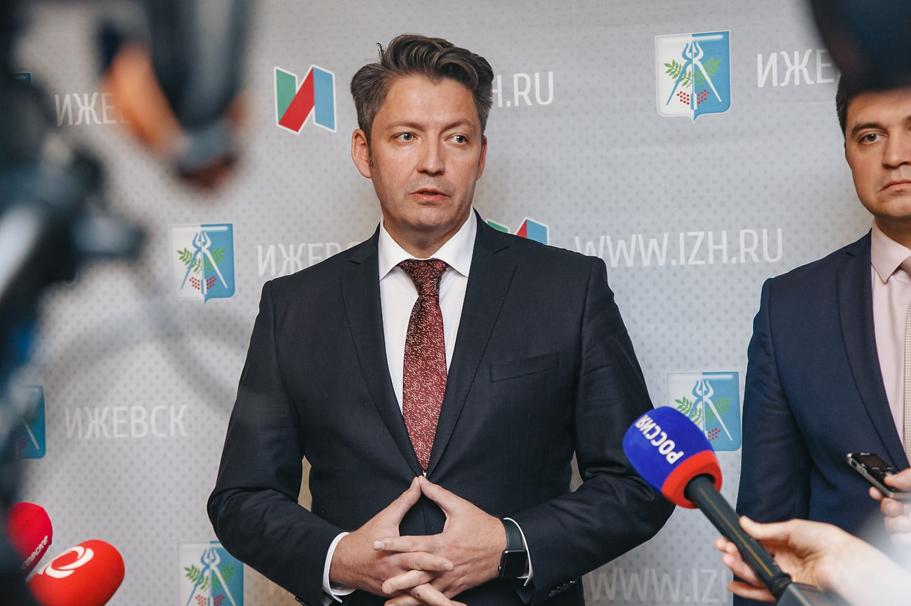Олег Бекмеметьев родился в Глазове, где прошел путь от инженера-технолога до заместителя гендиректора по развитию обеспечивающей инфраструктуры и внешним связям на Чепецком механическом заводе 