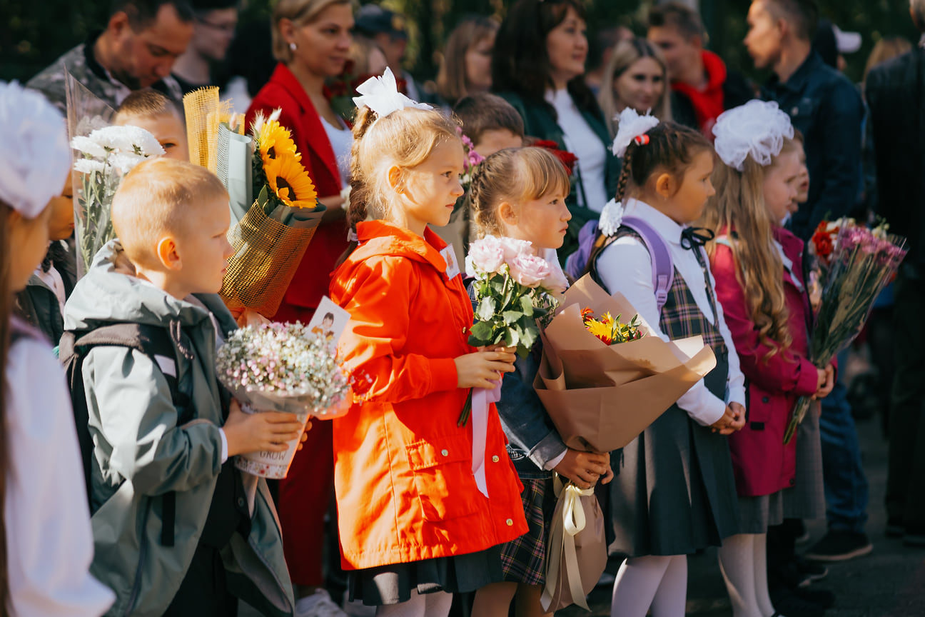 Первый учебный день у детей начался с торжественной линейки